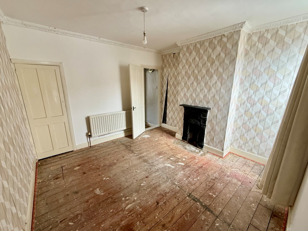 Lot: 76 - TERRACE HOUSE FOR REFURBISHMENT - Bedroom one